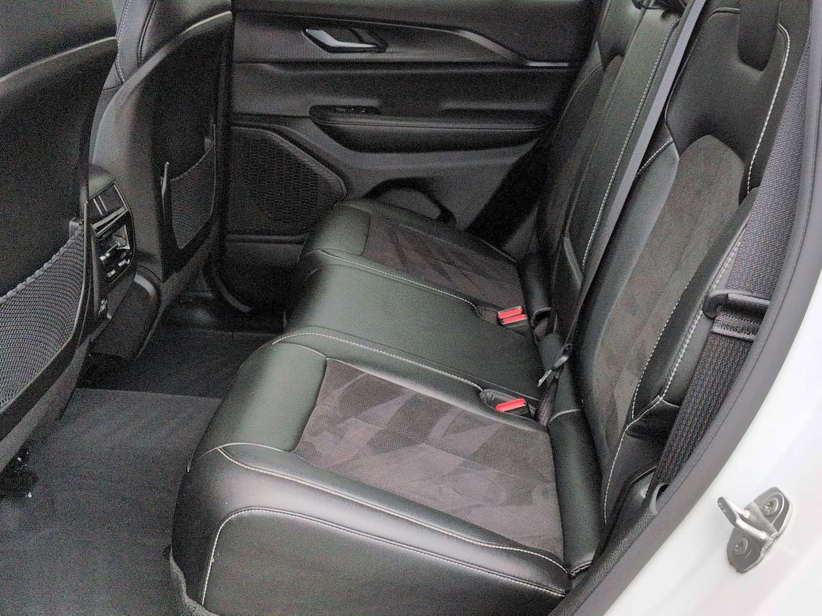 Used 2023 Jeep Grand Cherokee Altitude AWD/4WD image 21