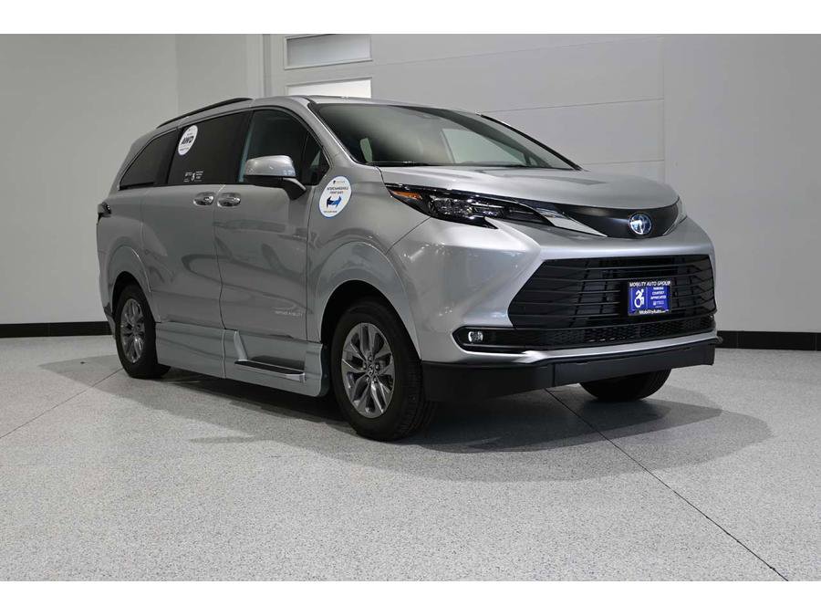 New 2025 Toyota Sienna XLE w/ XLE Plus Package image 3