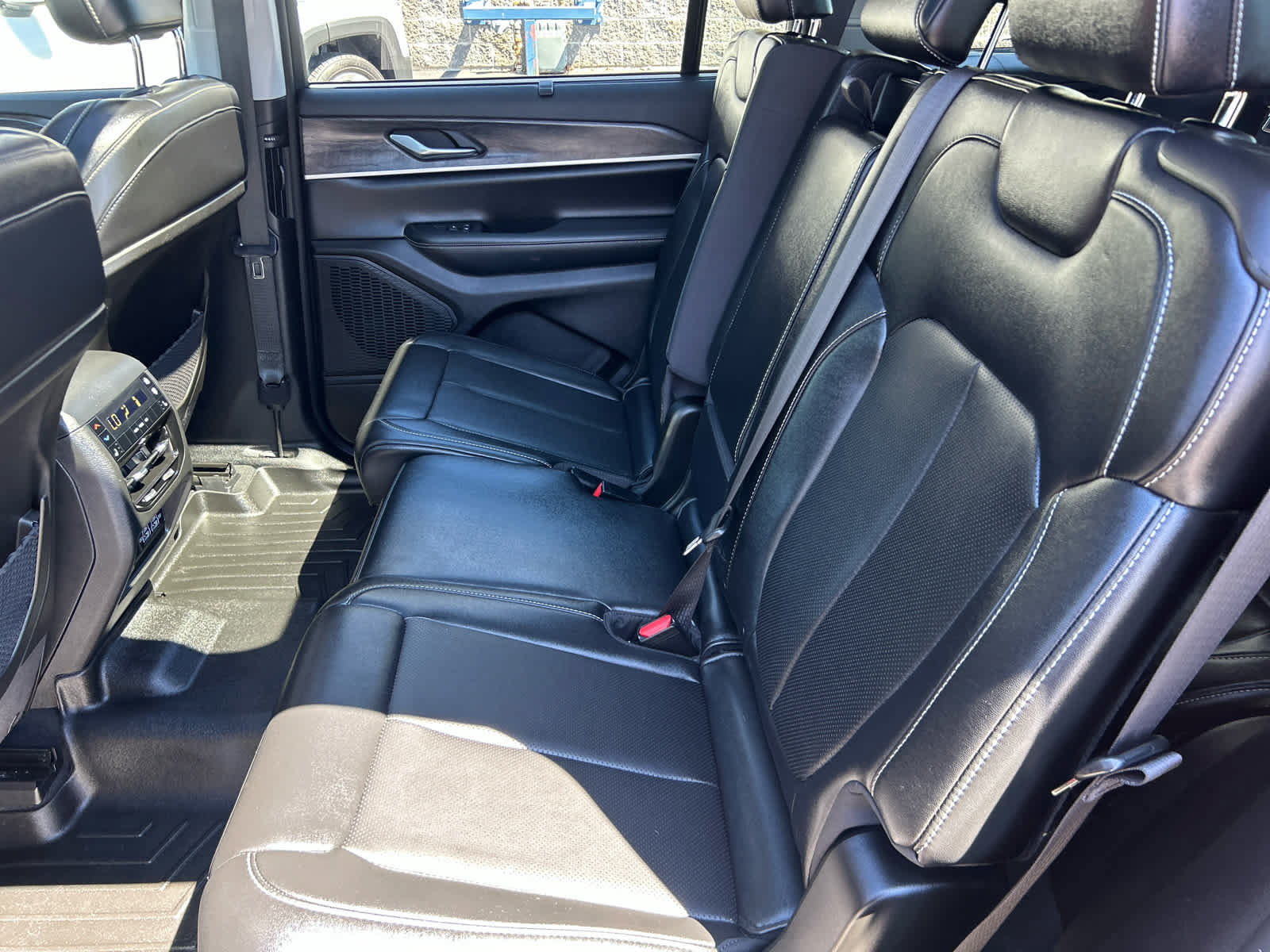 Used 2023 Jeep Grand Cherokee L Limited w/ Luxury Tech Group II AWD/4WD image 23