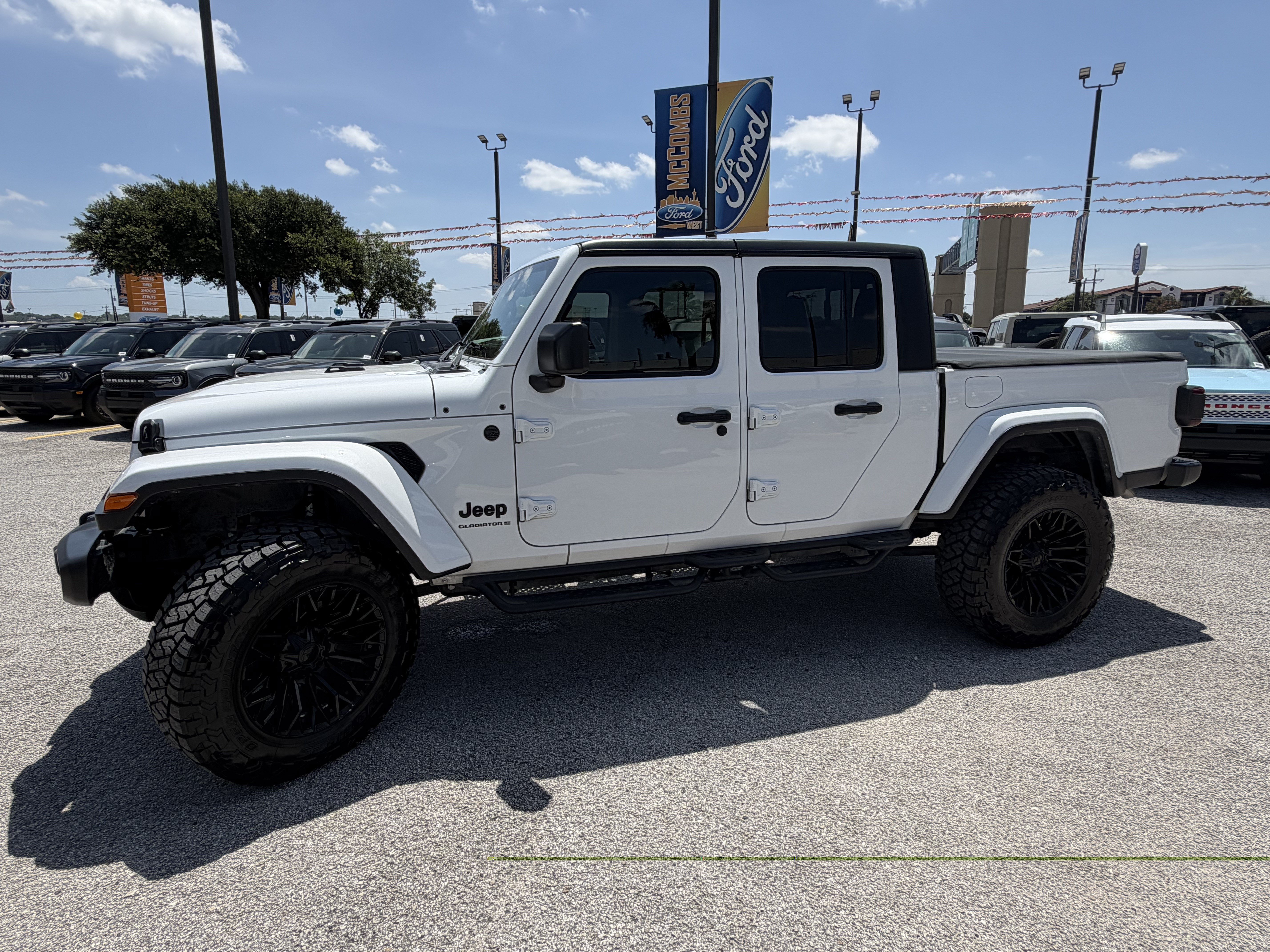 Used 2024 Jeep Gladiator Sport AWD/4WD image 11