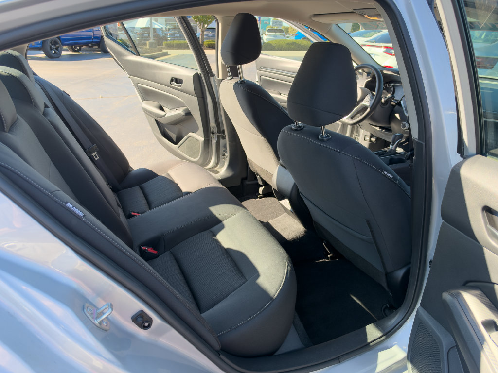 Used 2025 Nissan Altima 2.5 SV FWD image 11