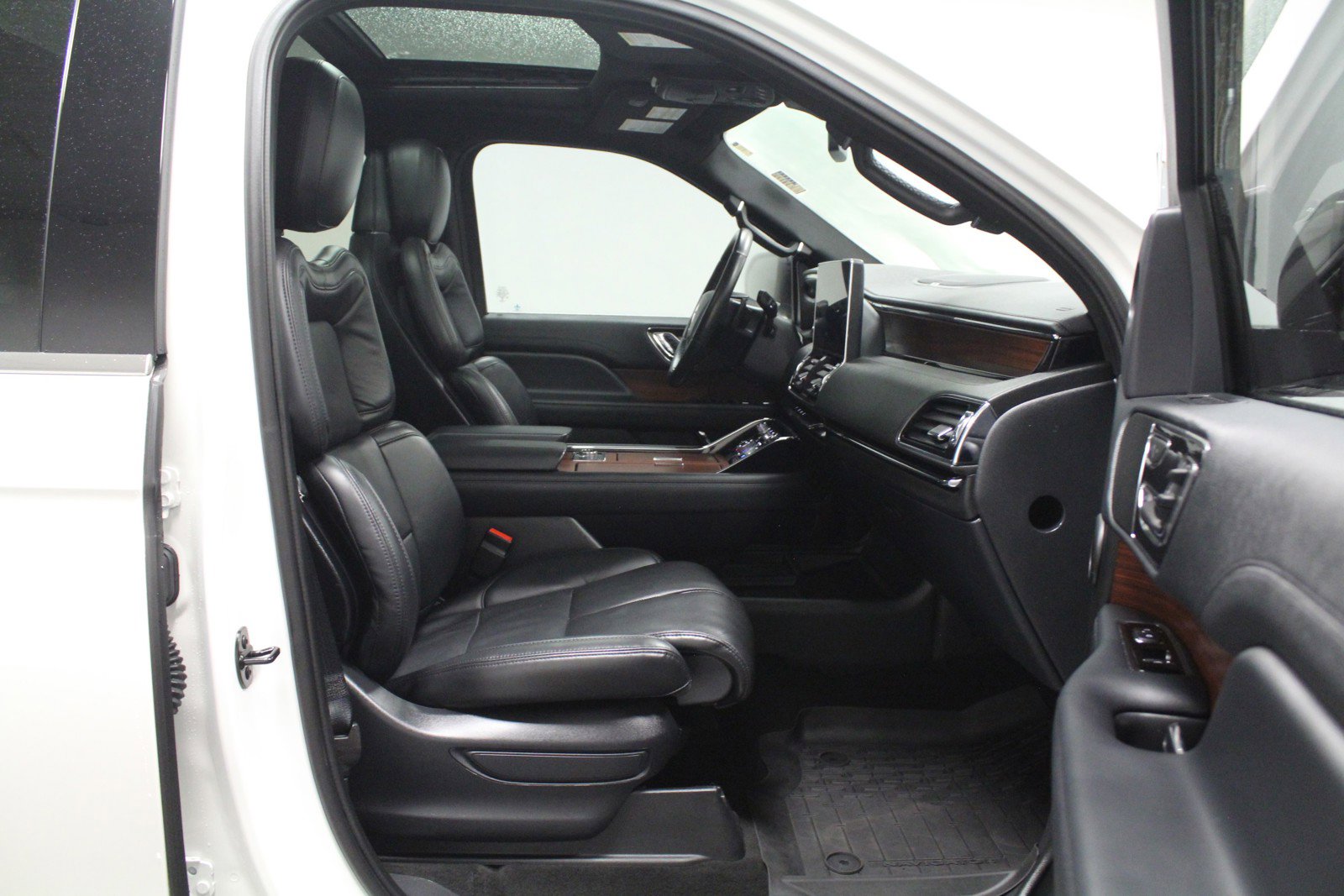 Used 2022 Lincoln Navigator Reserve image 17