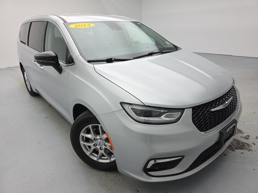 Used 2024 Chrysler Pacifica Touring-L image 3