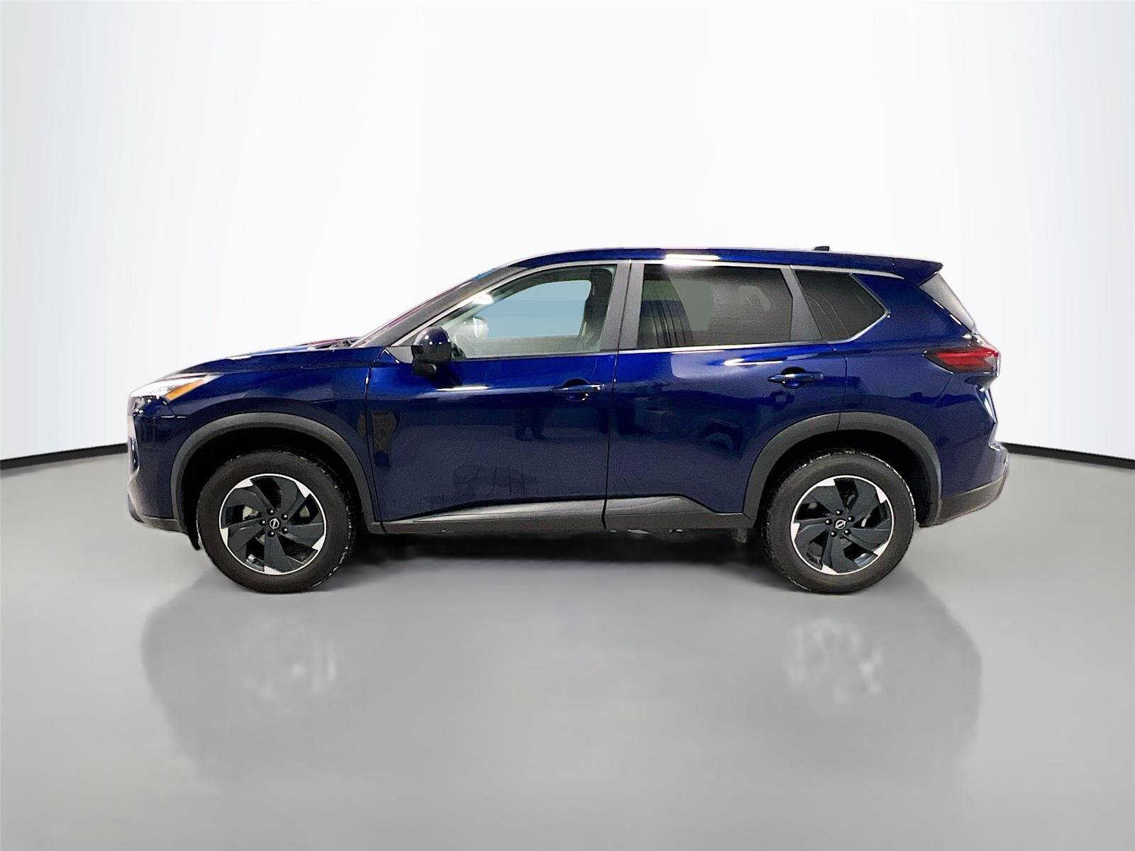 Used 2024 Nissan Rogue SV image 3