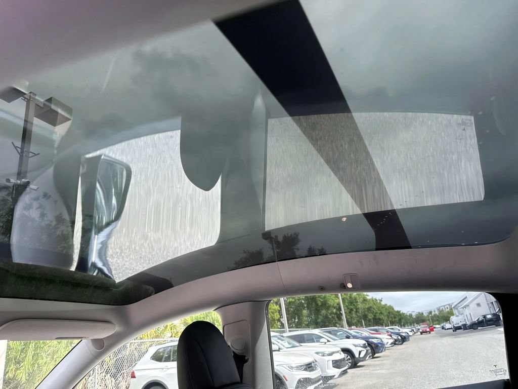 Used 2022 Tesla Model Y Long Range AWD/4WD image 25