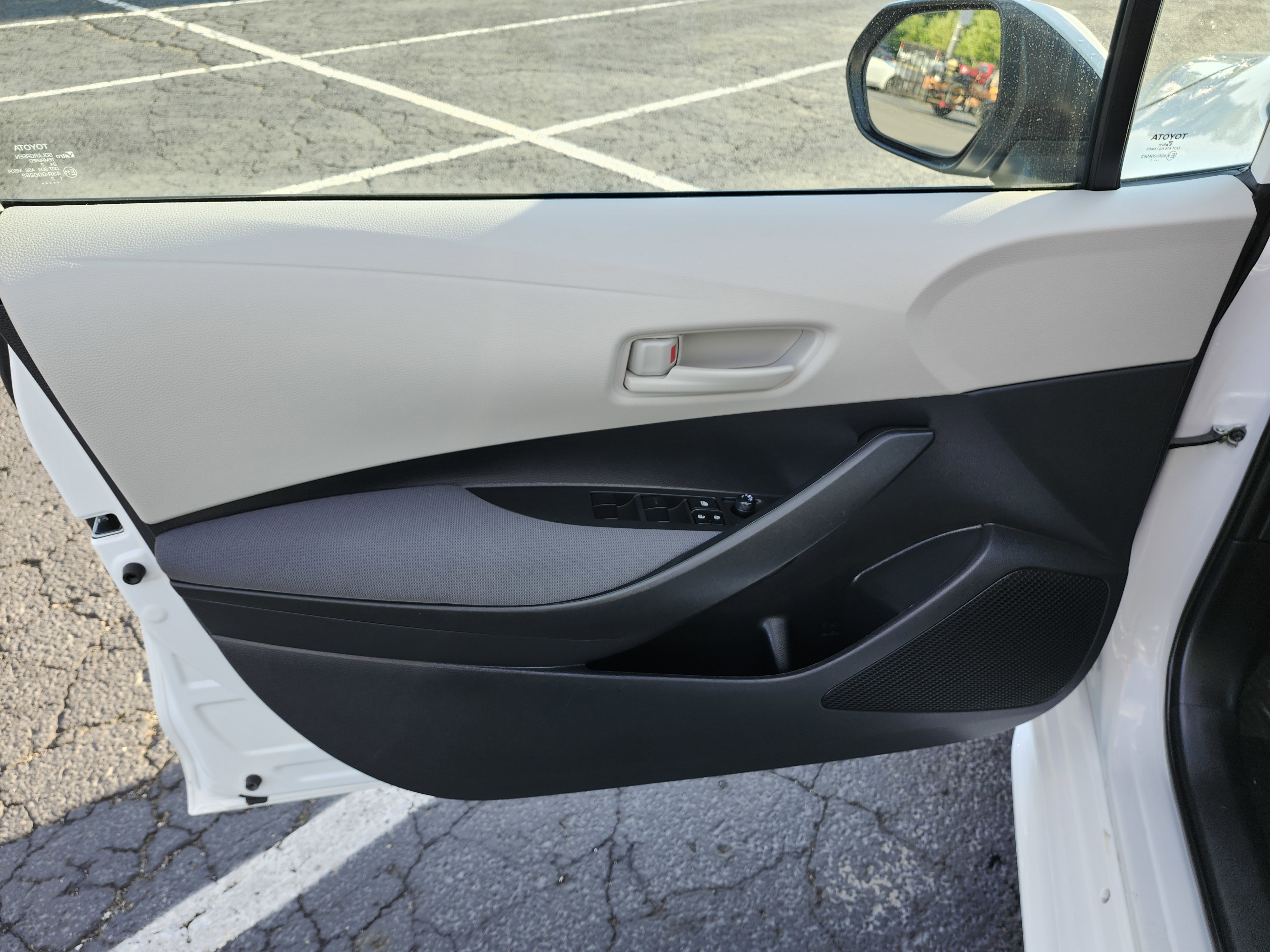 Used 2022 Toyota Corolla LE FWD image 21