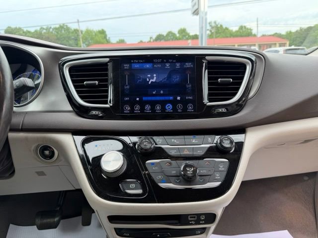 Used 2017 Chrysler Pacifica Touring-L Plus w/ Advanced Safetytec Group FWD image 22