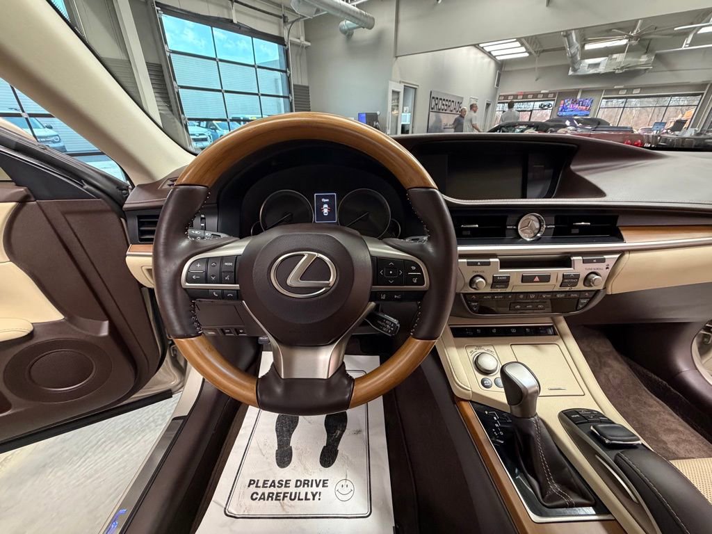 Used 2017 Lexus ES 300h w/ Luxury Package image 10
