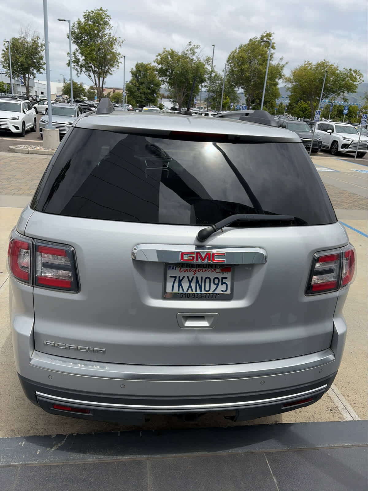 Used 2015 GMC Acadia SLE FWD image 3