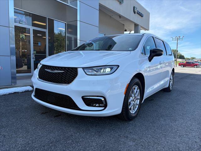Certified 2025 Chrysler Pacifica Select FWD image 4