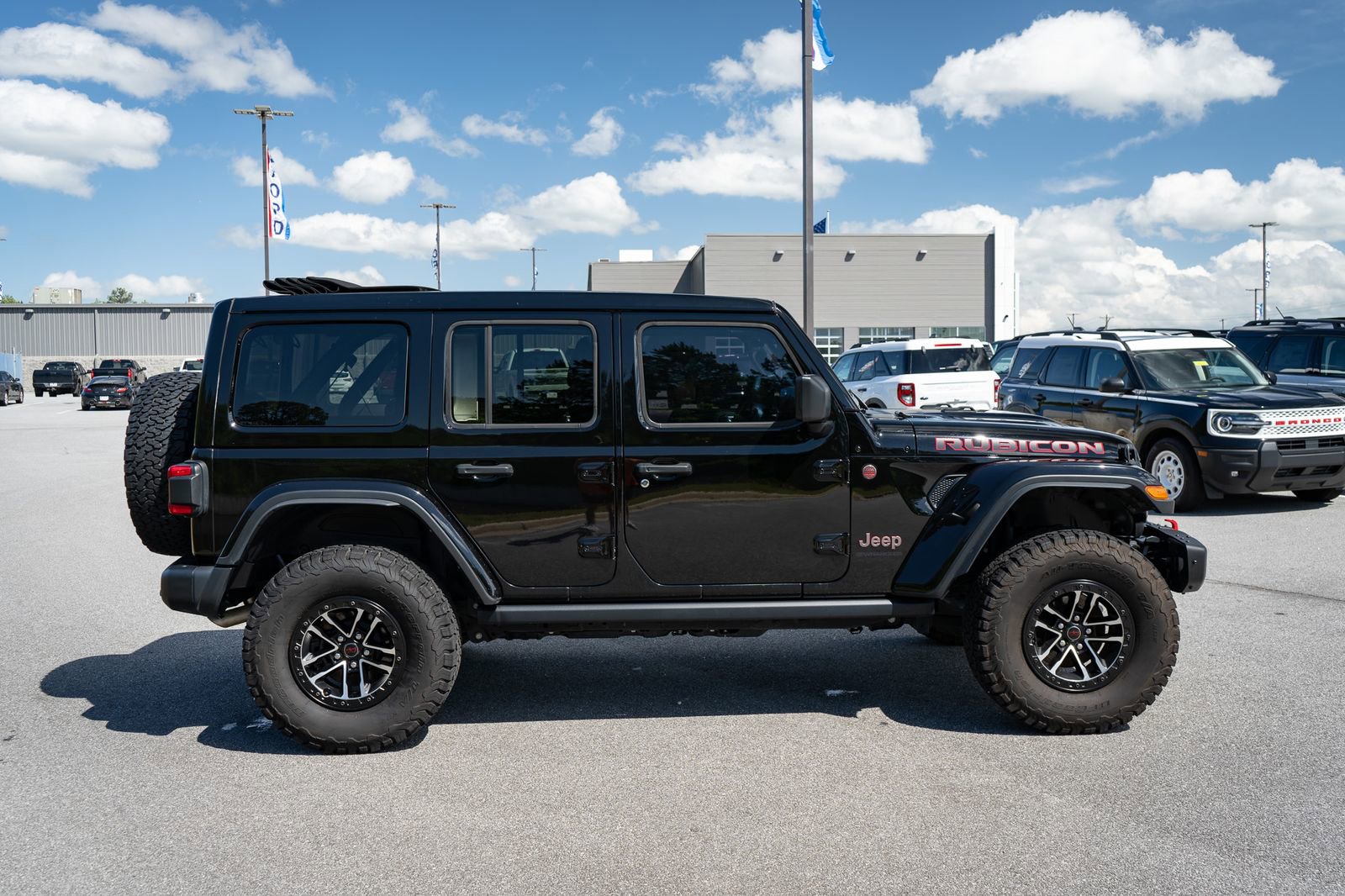 Used 2024 Jeep Wrangler Unlimited Rubicon AWD/4WD image 11