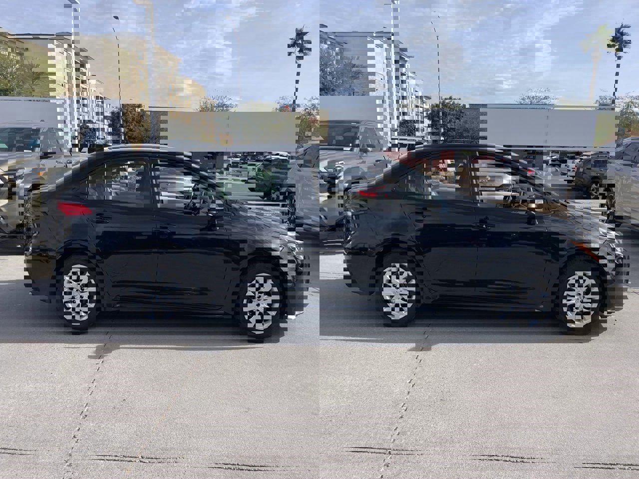 Used 2021 Toyota Corolla LE image 3