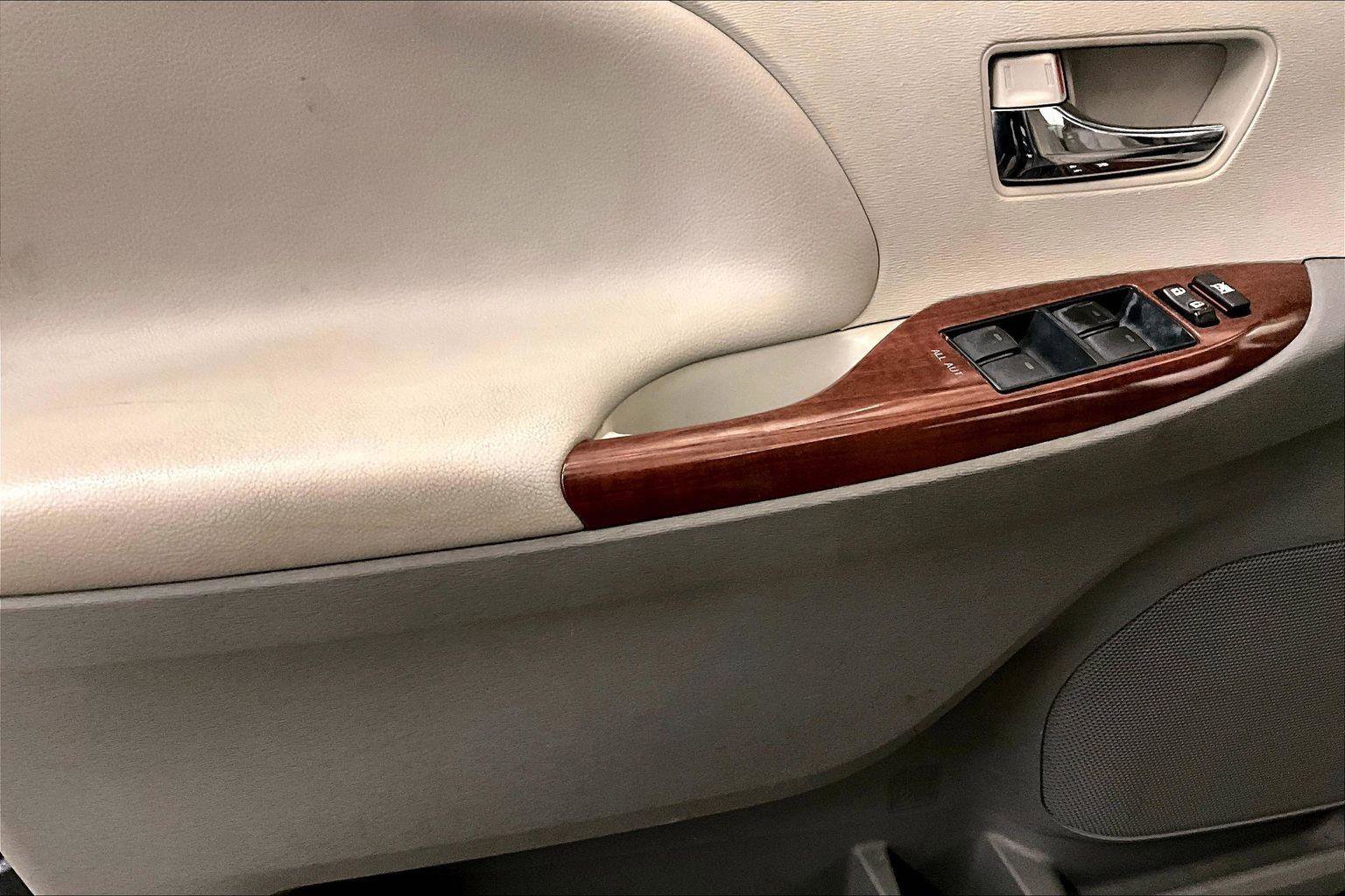 Used 2014 Toyota Sienna XLE image 23