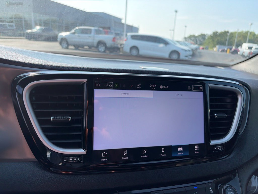 Certified 2025 Chrysler Pacifica Select FWD image 39