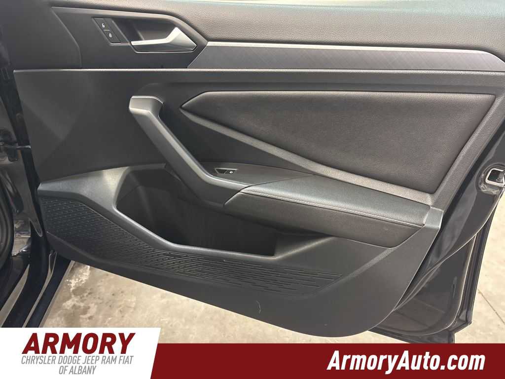 Used 2024 Volkswagen Jetta SE image 34