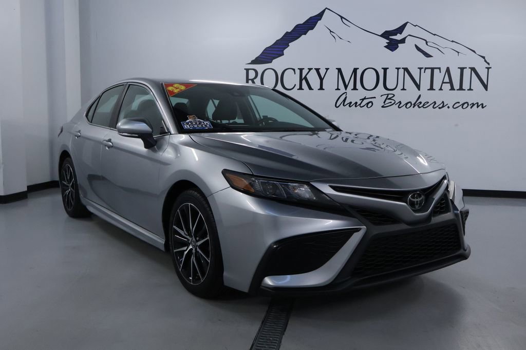 Used 2023 Toyota Camry SE image 1