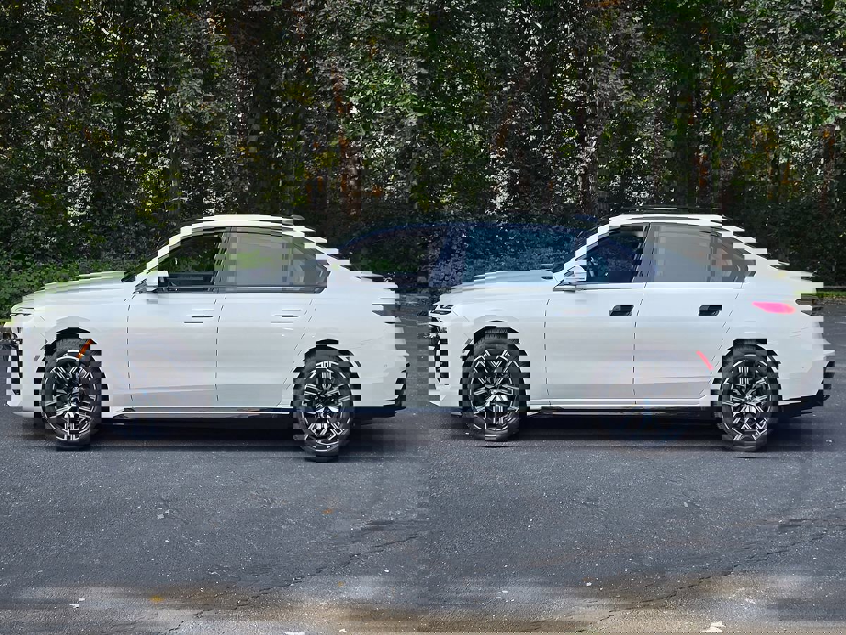 Used 2023 BMW 740i image 3