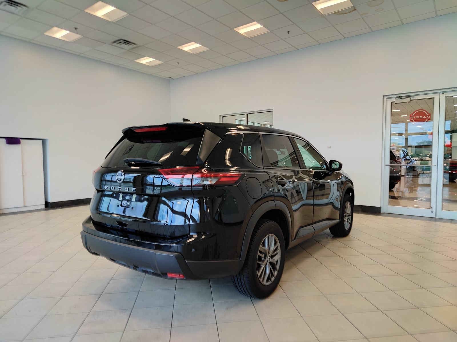 Used 2024 Nissan Rogue S FWD image 3