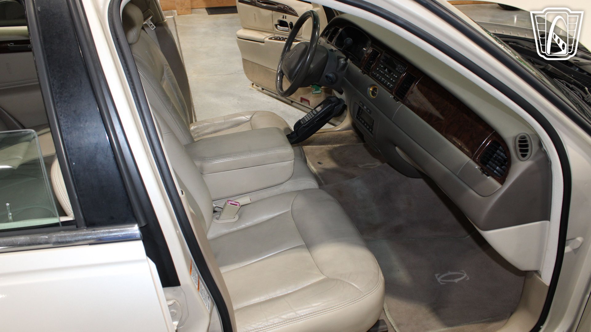 Used 1999 Lincoln Town Car Cartier RWD image 7