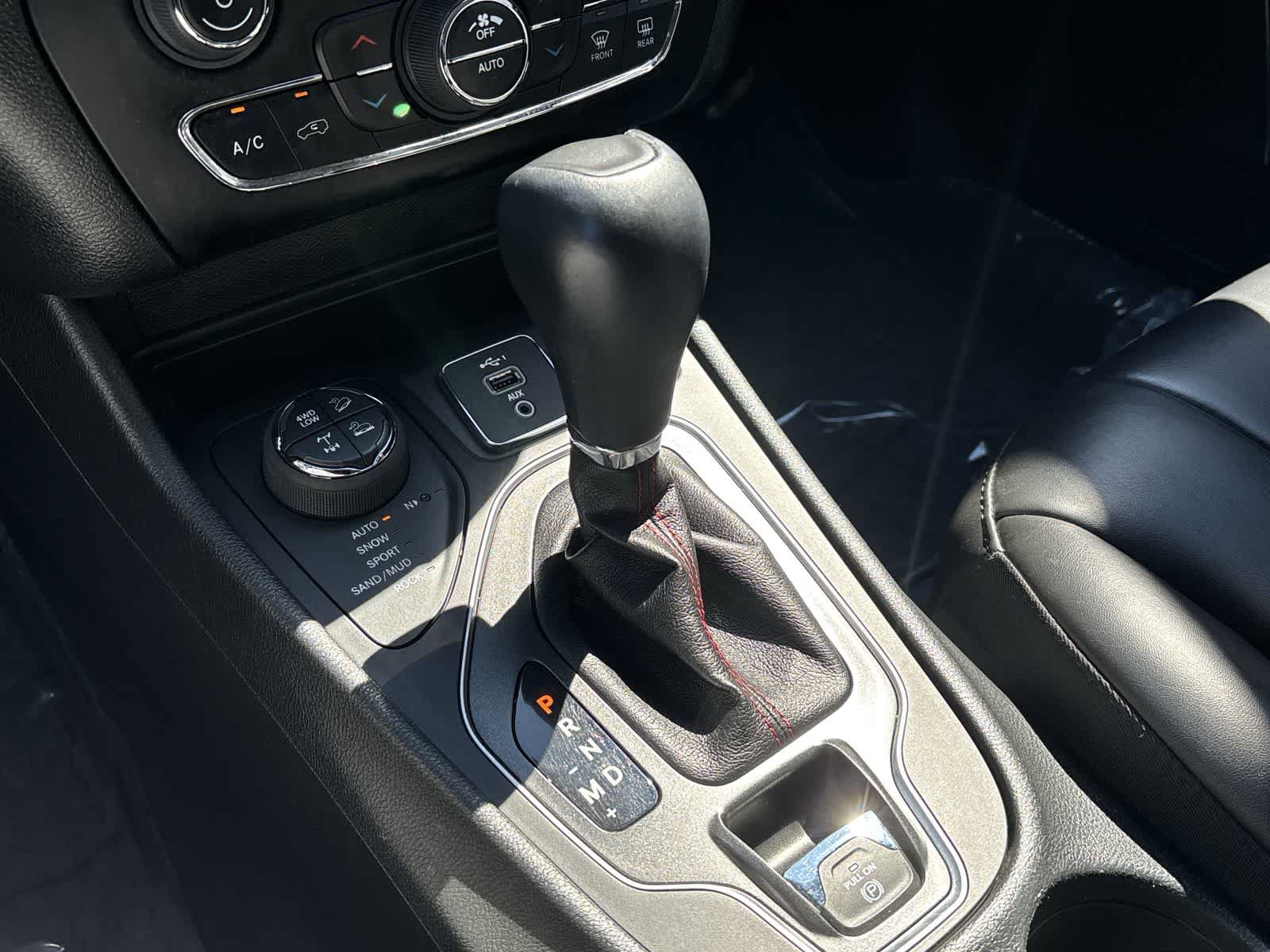 Used 2022 Jeep Cherokee Trailhawk AWD/4WD image 25