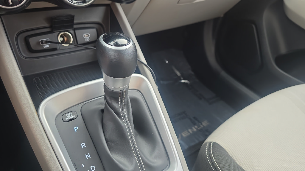 Certified 2025 Hyundai Venue SEL FWD image 22