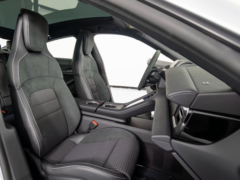 New 2026 Porsche Taycan image 31