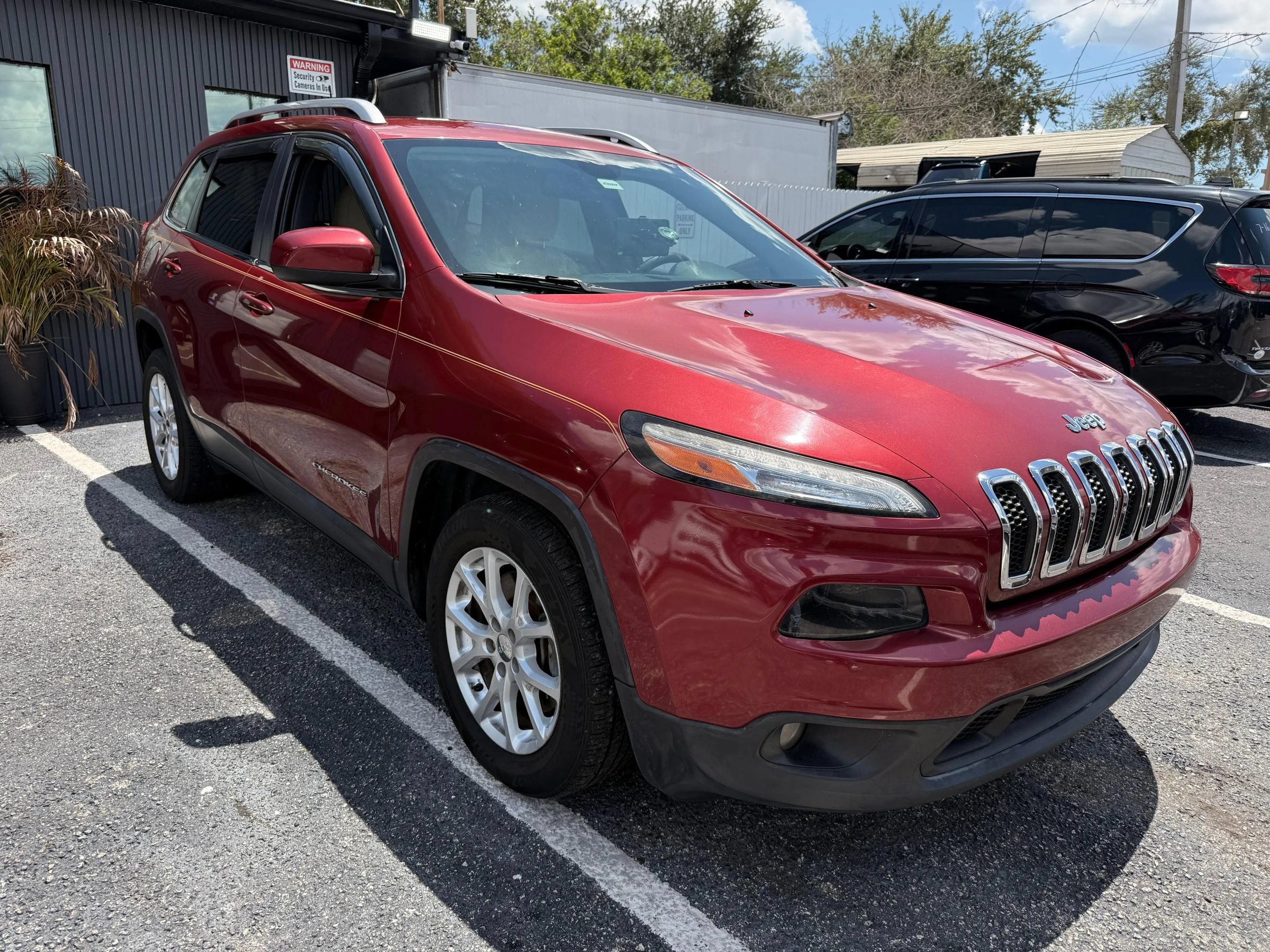 Used 2017 Jeep Cherokee Latitude FWD image 3