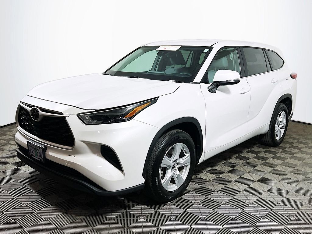 Used 2023 Toyota Highlander L image 4