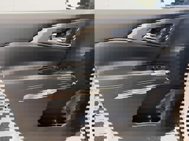 Used 2025 Chevrolet Traverse LT image 16