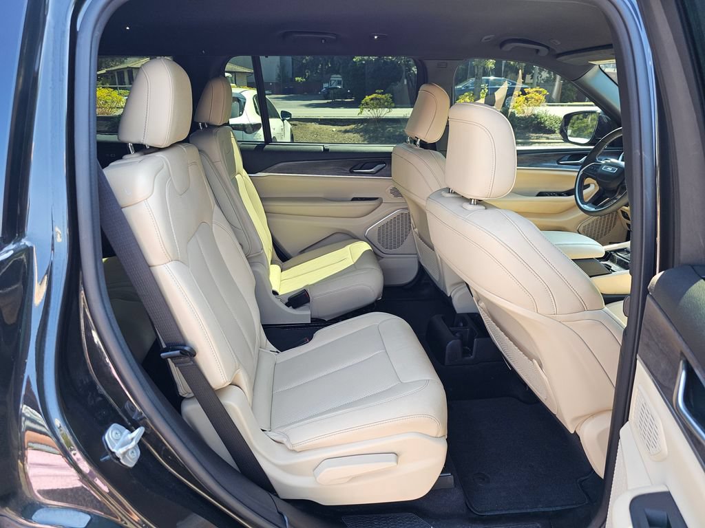 Used 2023 Jeep Grand Cherokee L Limited w/ Luxury Tech Group II AWD/4WD image 29