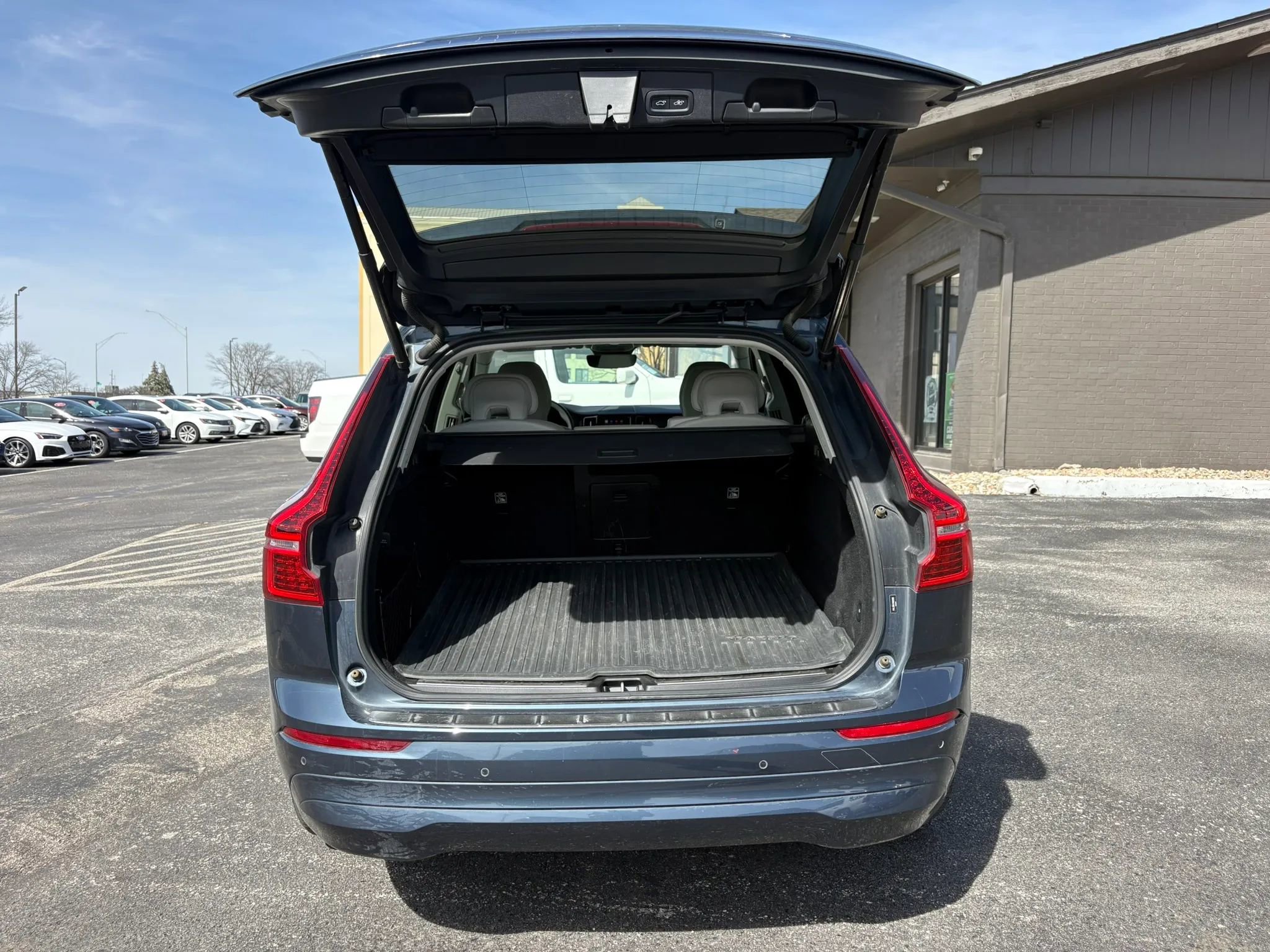 Used 2022 Volvo XC60 B5 Momentum w/ Advanced Package image 10