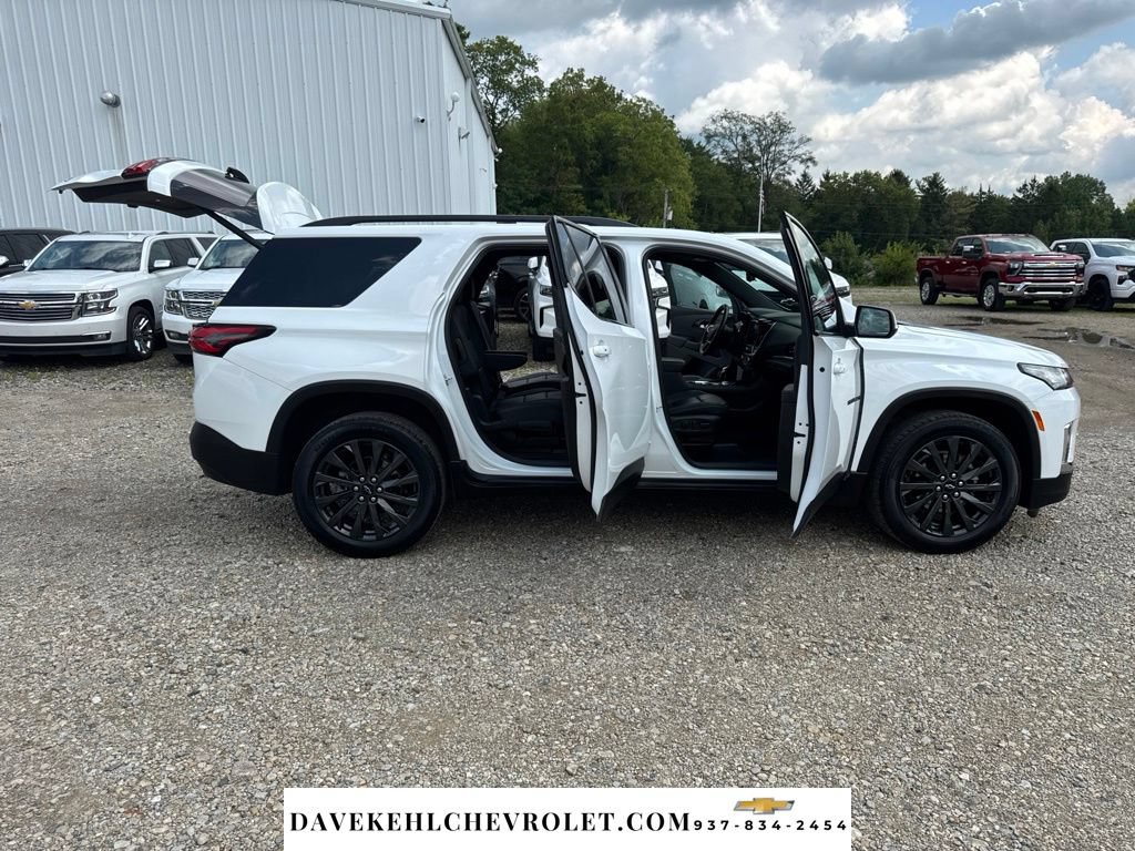 Used 2023 Chevrolet Traverse RS FWD image 40