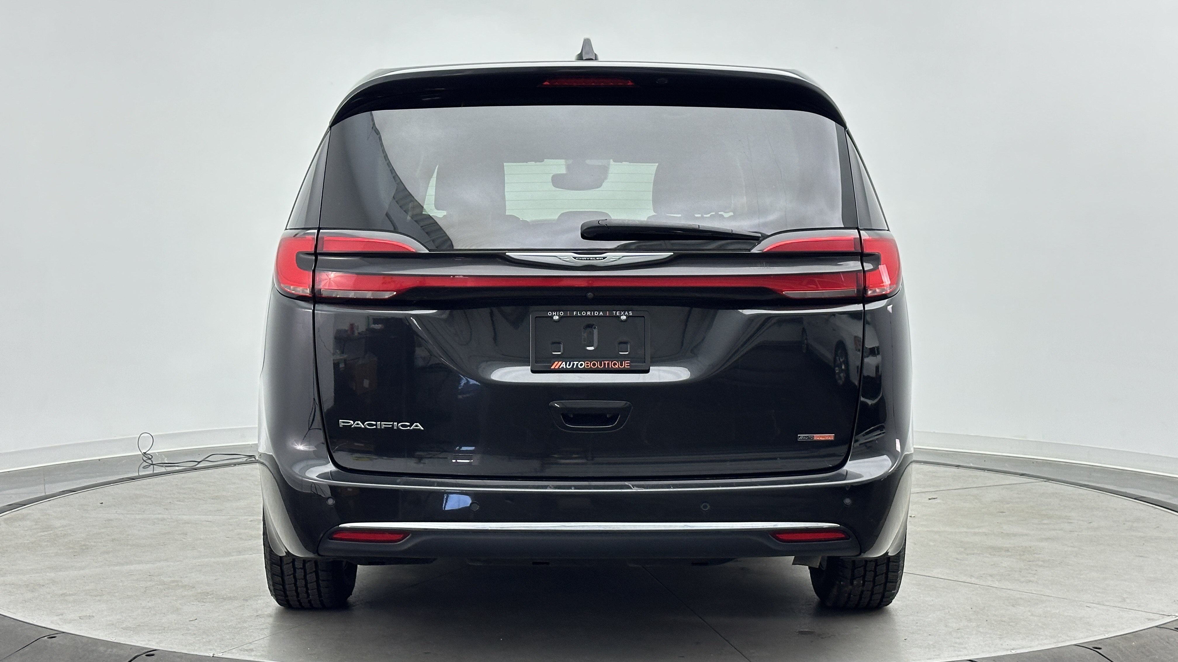 Used 2023 Chrysler Pacifica Touring-L FWD image 6