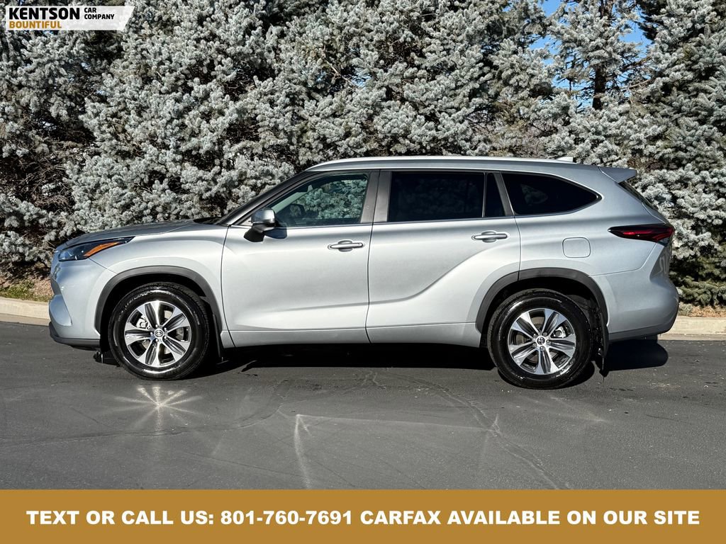 Used 2025 Toyota Highlander XLE image 3