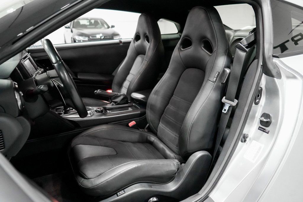 Used 2020 Nissan GT-R Premium image 10