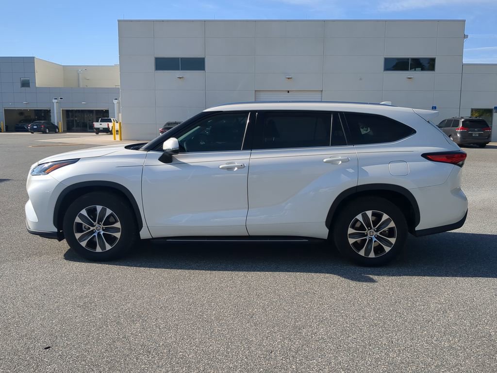 Used 2021 Toyota Highlander XLE image 16