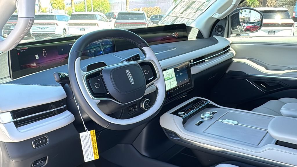 New 2026 Lincoln Navigator Premiere AWD/4WD image 16