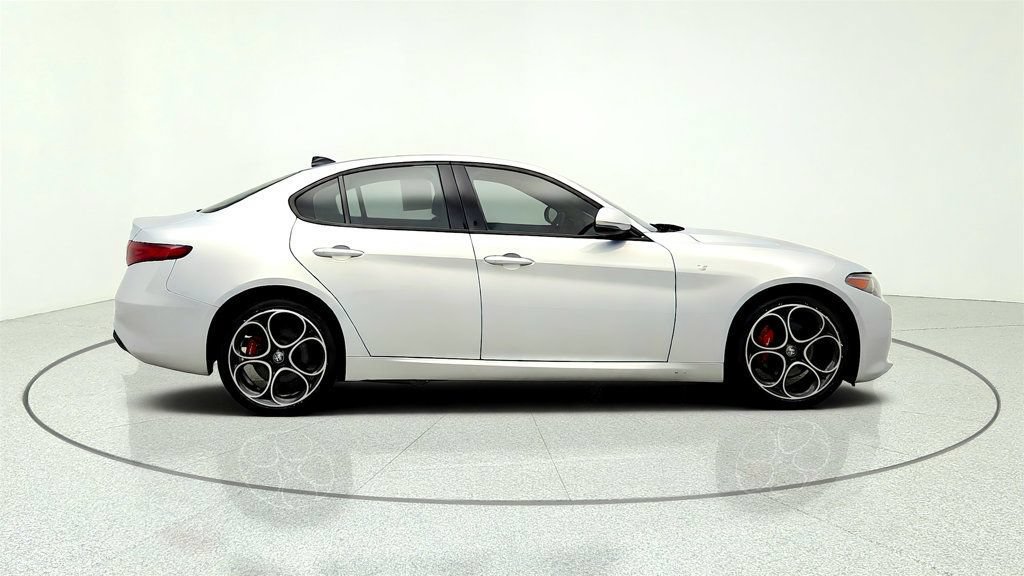 Used 2022 Alfa Romeo Giulia Ti AWD/4WD image 4