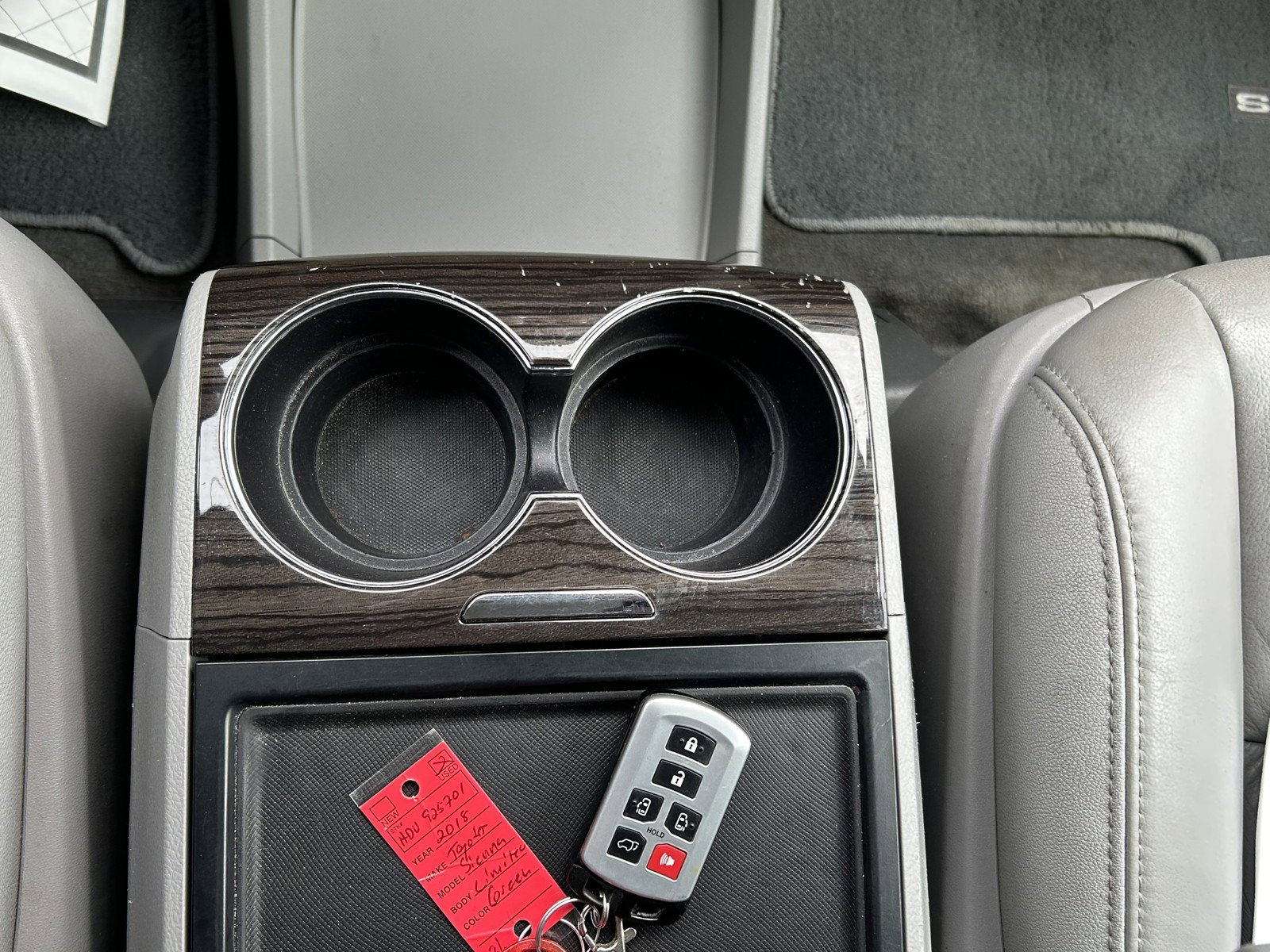 Used 2018 Toyota Sienna XLE w/ Carpet Mat Package image 37