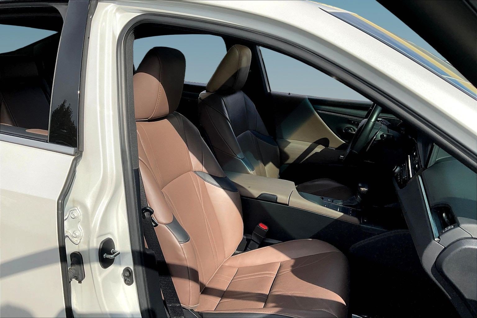 Used 2022 Lexus ES 300h w/ Accessory Package FWD image 28
