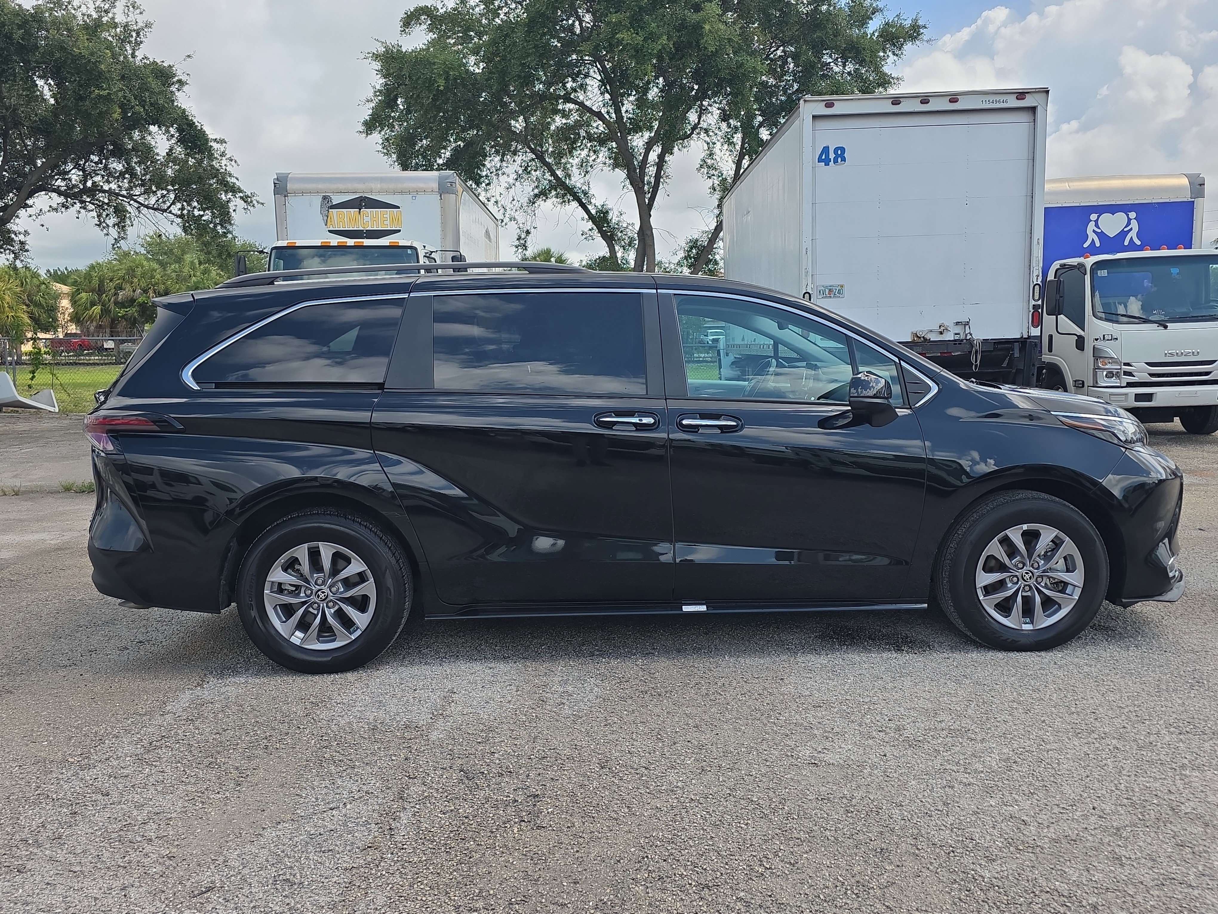 Used 2024 Toyota Sienna XLE FWD image 8