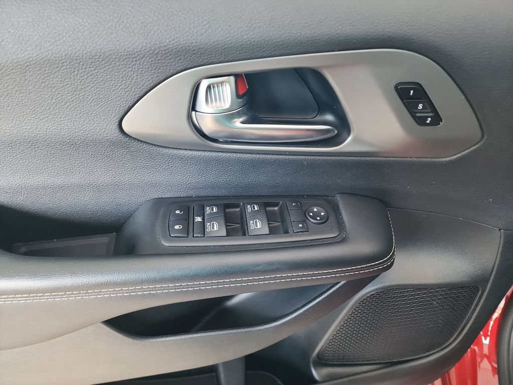 Used 2025 Chrysler Pacifica Select FWD image 13