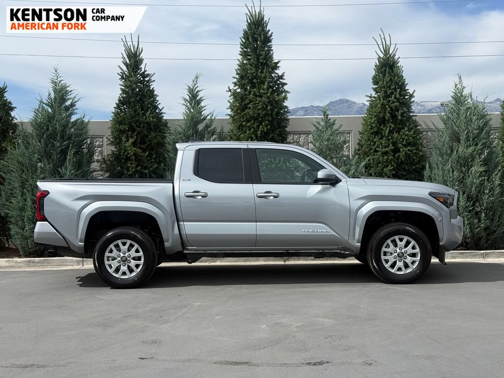 Used 2025 Toyota Tacoma SR5 AWD/4WD image 9