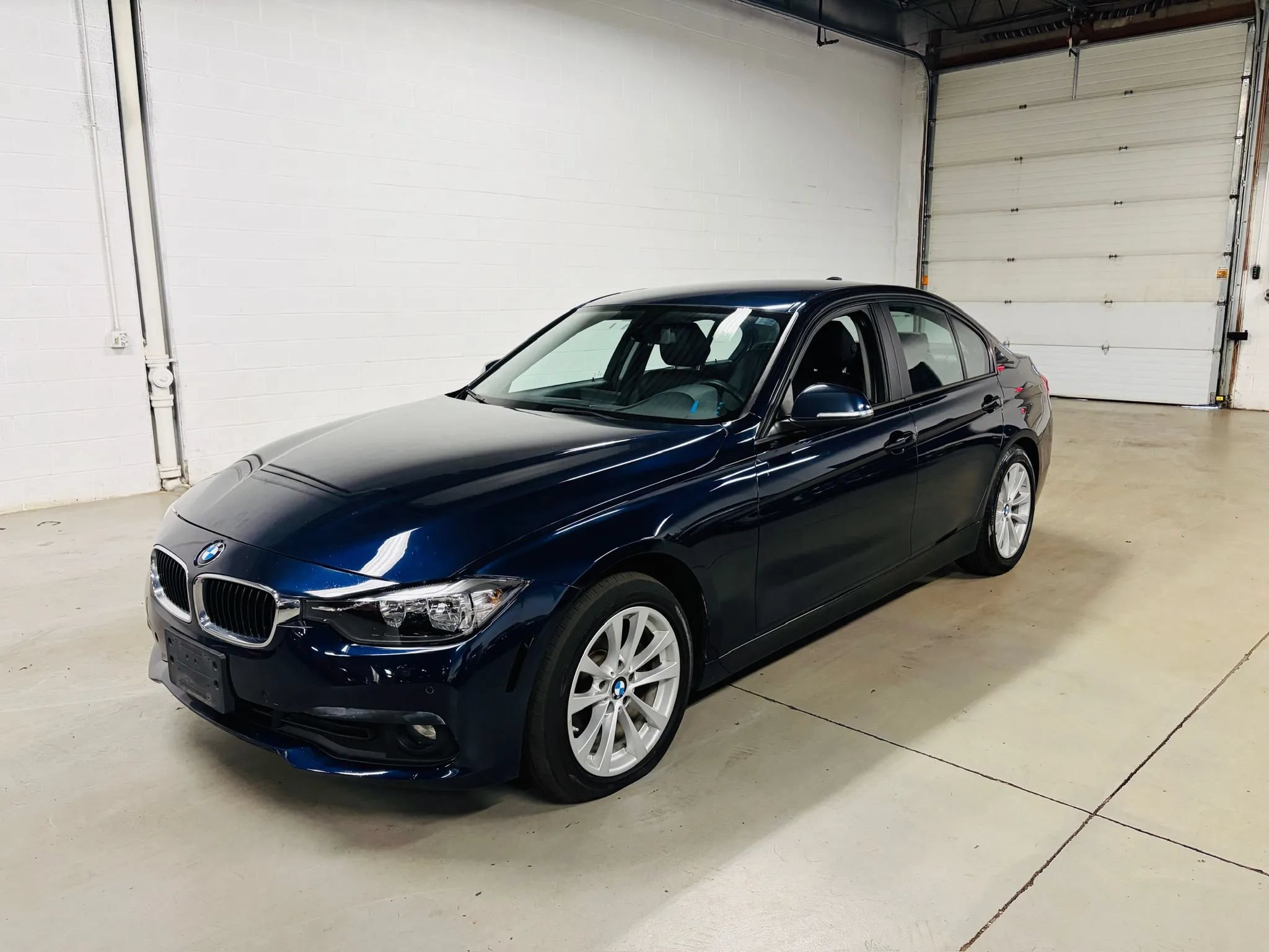 Used 2016 BMW 320i xDrive Sedan AWD/4WD image 2