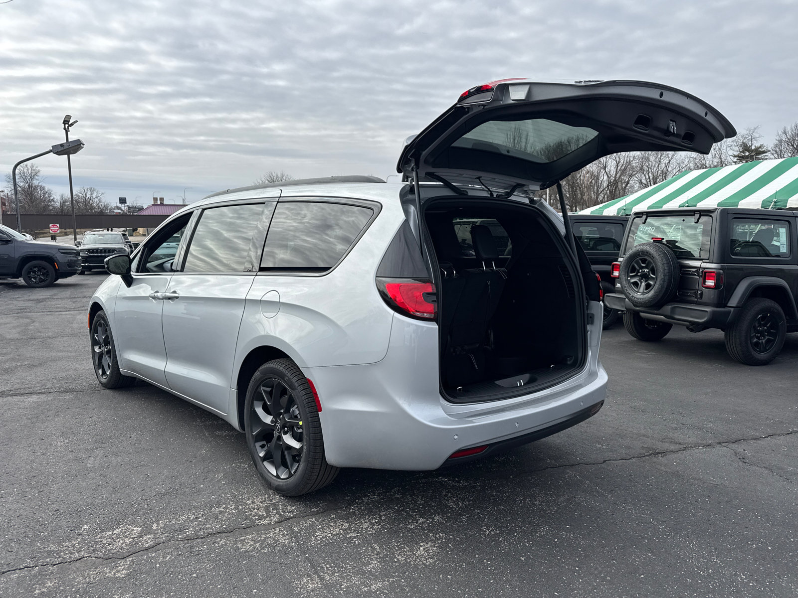 New 2026 Chrysler Pacifica Limited w/ S Appearance Package FWD image 18