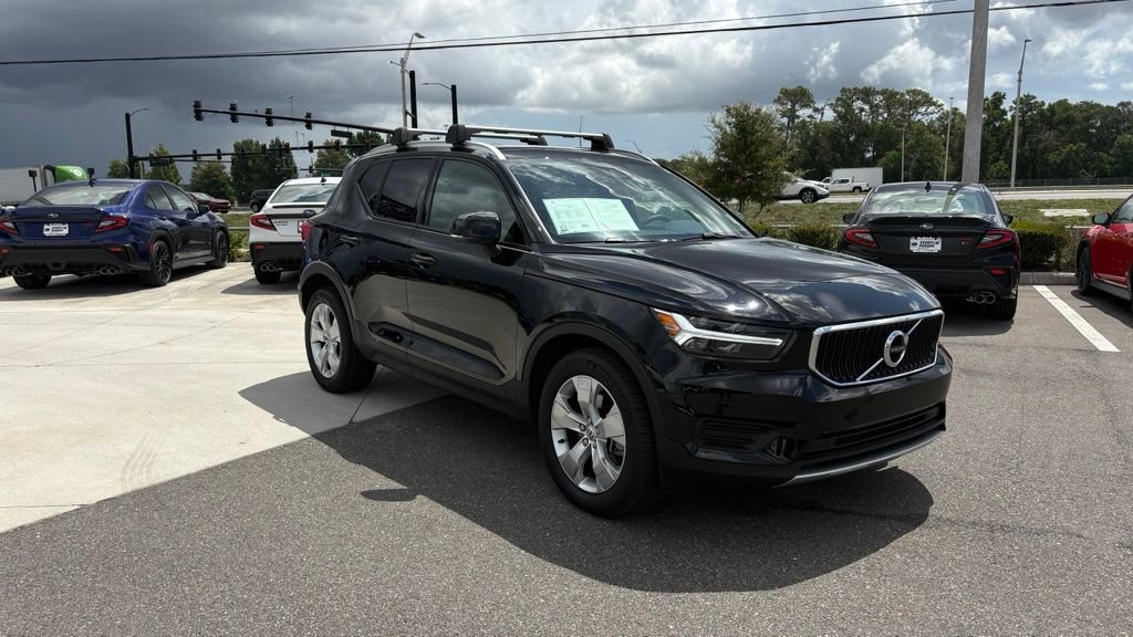 Used 2022 Volvo XC40 T4 Momentum FWD image 3