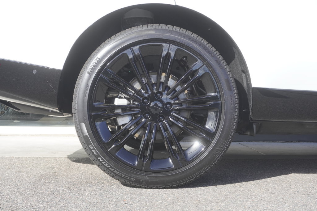 New 2026 Land Rover Range Rover Long Wheelbase SE AWD/4WD image 34