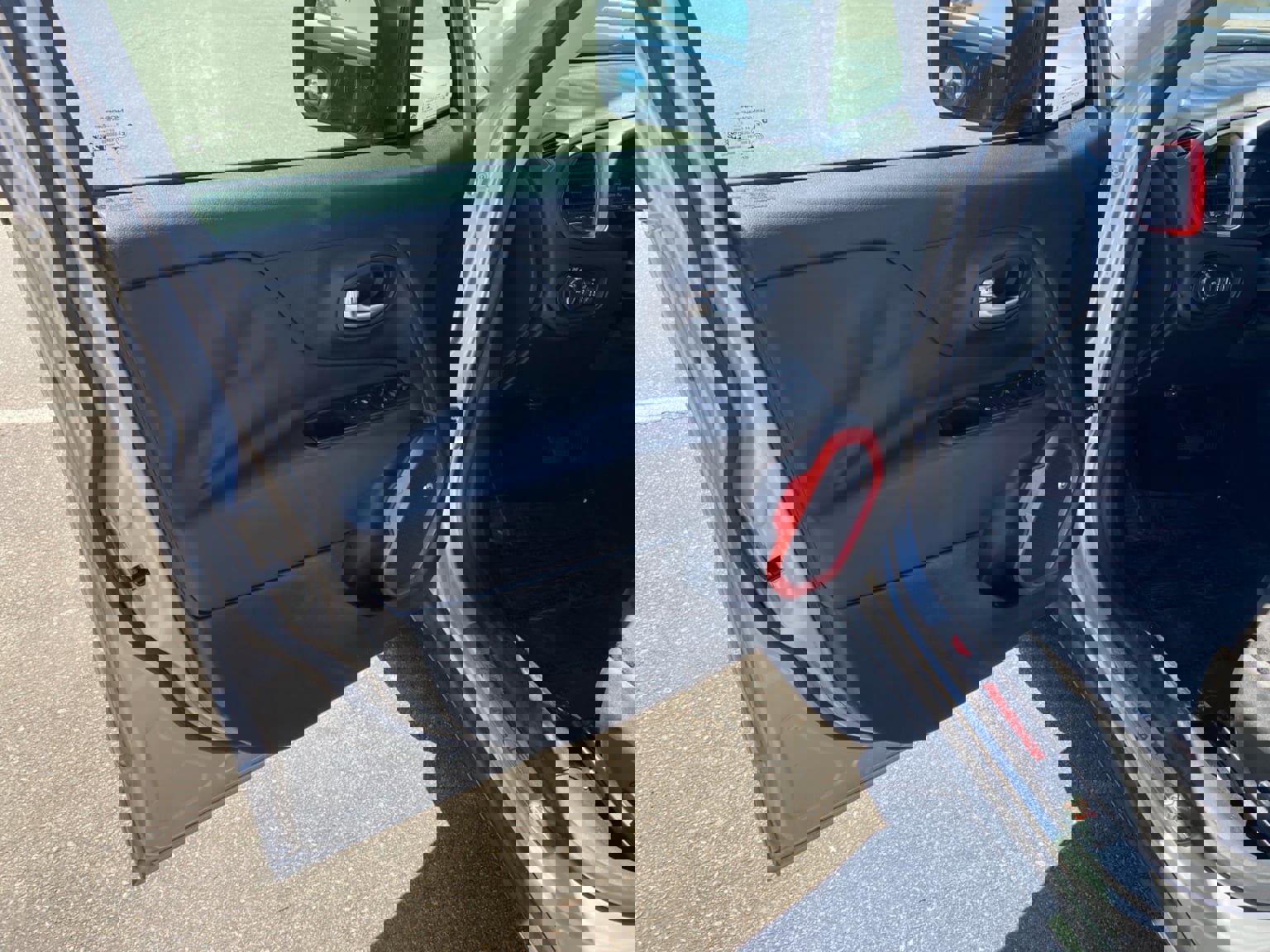 Used 2016 Jeep Renegade Trailhawk w/ Premium Trailhawk Package image 11