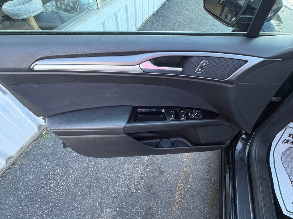 Used 2016 Ford Fusion SE FWD image 8