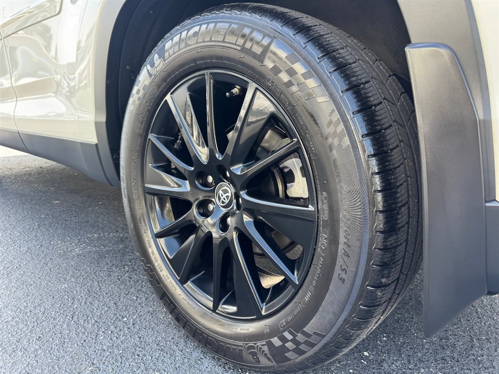 Used 2019 Toyota Highlander SE AWD/4WD image 10